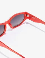 Gafas de sol Hawkers modelo Aperol, unisex, con montura rectangular color coral y lentes grises.