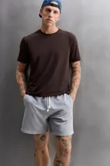Remera deportiva color rosa claro, de tejido técnico ligero y elástico con estructura. Cuello redondo, manga corta, costuras planas y logo estampado.