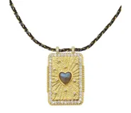 Collar dorado con dijes rectangulares con diseños esmaltados de sol, cactus y planeta, y dije de corazón con strass.