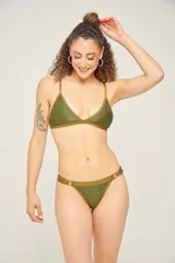 Conjunto de bikini azul con corpiño triangular con breteles regulables y copas desmontables, y bombacha clásica con argollas en los laterales.