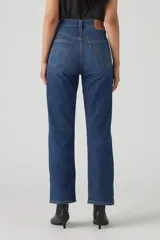 Pantalón de jean azul de corte recto, tiro alto y largo al tobillo.