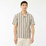 Camisa de manga corta con rayas verticales color crema y azul marino.