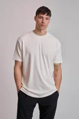 Remera color crema de corte recto y manga corta.