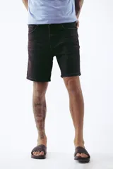 Bermuda de jean negra con corte a la rodilla.