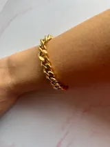 Pulsera de eslabones gruesos, en acero quirúrgico con acabado en oro 18k.