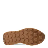 Zapatillas deportivas beige y blanco con cordones.