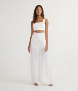 Blusa musculosa cropped blanca con escote cuadrado, tirantes anchos y lastex en la espalda, en raso.