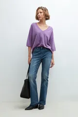 Sweater de manga corta color lila, con corte amplio y cuello en V.