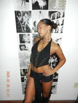 Corset negro con escote halter y cordones ajustables en el frente.