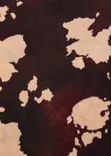 Top marrón con estampado abstracto en tonos beige, de cuello Perkins y sin mangas.