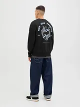 Buzo negro de algodón con cuello redondo, manga larga y puños acanalados. Estampa en la espalda con la frase "Find your paradise" y un diseño de dos peces koi.