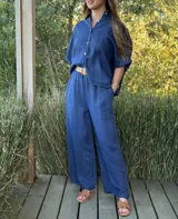 Pantalón marrón de lino con corte palazzo, cintura elastizada y cinturón de rafia extraíble.