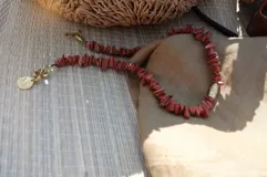 Collar regulable de bronce macizo con cuentas de piedra natural de cuarzo lima y jaspe rojo, y un dije central de labradorita.