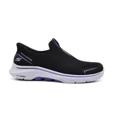 Championes deportivos Skechers Hands Free Slip-ins Go Walk 7 Sarai, color negro con detalles en lila y suela blanca. Diseñados con tecnología Heel Pillow, capellada de punto Stretch Fit, plantilla Skechers Air-Cooled Memory Foam, amortiguación ligera ULTRA GO y tecnología Hyper Pillar.