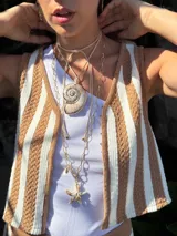 Gargantilla de tiento color beige con dije de caracol de resina.