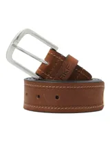 Cinturón marrón de cuero con hebilla metálica plateada y costuras a contratono.