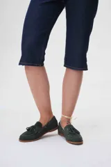 Náuticos de cuero color verde oscuro, con cordones de cuero marrón y suela de goma.