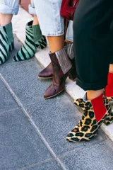 Botines de cuero con estampado animal print, con elástico lateral rojo y taco cuadrado.