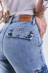 Pantalón cargo de denim celeste con bolsillos laterales con fuelle y cierre de botón.