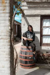 Remerón negro con estampado de flores y texto en blanco.