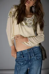 Jean de denim azul oscuro con tiro medio y pierna recta. Presenta un diseño diferencial de doble cintura superpuesta con cierre y botón metálico.