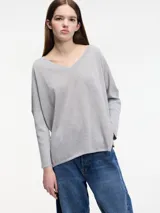Sweater de hilo gris con textura brillosa, escote en V y manga larga.