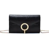Cartera de mano negra con textura, solapa con cierre de broche metálico dorado y cadena dorada para colgar al hombro.