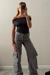 Pantalón cargo gris con bolsillos laterales y corte holgado, ideal para un look casual.
