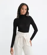 Blusa negra de tejido de punto acanalado con cuello alto y mangas largas.