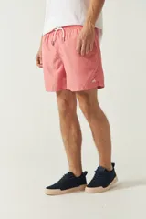 Short de baño liso para hombre con cintura elástica y cordón, incluye dos bolsillos laterales y uno trasero.