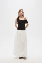 Falda larga blanca de algodón con cintura elastizada.