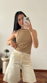 Bandana de crochet color beige con tiras para atar a la cadera, cabeza o donde se desee.