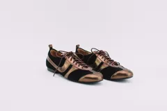 Zapato tipo ballerina acordonado, color marrón con detalles en plateado. Fabricado en cuero.