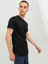 Camiseta negra de manga corta con cuello redondo y corte largo.