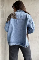 Campera denim combinada con estampado animal print, de diseño oversize y con cierre frontal.