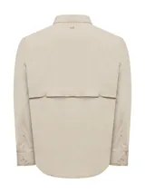Camisa de manga larga color celeste, con cuello clásico, cierre frontal con botones, bolsillos en el pecho y ventilación en sisas y canesú. Confeccionada en tejido ultraligero de secado rápido con filtro UV 50+.