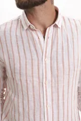 Camisa de manga larga con cuello abotonado y estampado a rayas verticales.