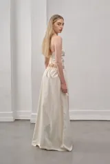 Falda maxi color crema de poplin 100% algodón, corte amplio y cintura con cordón ajustable.