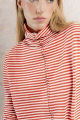 Polera de punto a rayas horizontales color celeste y blanco, de cuello alto y mangas largas.