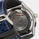 Reloj Jacques Lemans modelo 1-2030C de la línea Hybromatic para caballero, con caja de acero de 43mm, pulsera de cuero y silicona, y resistencia al agua de 10 ATM.