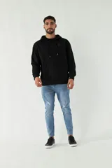Canguro de felpa negro para hombre, con puños y capucha, diseñado para comodidad.