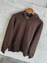 Campera de felpa color marrón con capucha y cierre frontal, diseño cómodo y casual.