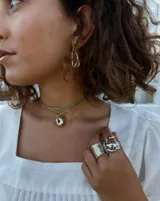 Anillo plateado con forma orgánica irregular, similar a un crustáceo marino.