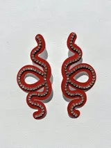 Aros colgantes con forma de serpiente azul contorneada con strass plateado.