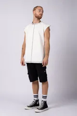 Musculosa color crudo de algodón estilo sudadera, corte oversize, con costuras verticales visibles en el frente y ruedo.