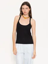 Top negro de tejido de punto acanalado, con breteles finos y escote redondo.