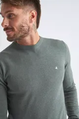 Sweater de algodón en butoné color verde, con cuello redondo, puños y dobladillo acanalados, y logo bordado en el pecho.