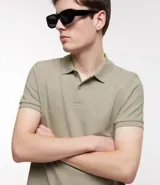 Remera polo de hombre, corte slim, color gris claro, confeccionada en tejido de media malla acanalada de algodón.
