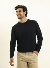 Sweater de punto color azul piedra melange, de corte clásico y manga larga.