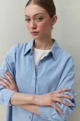 Camisa color rosa claro, de corte clásico y silueta relajada, confeccionada en mezcla de lino y viscosa.